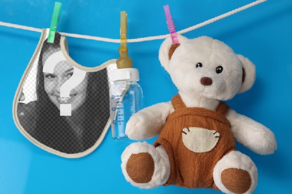 Collage mit einem Lätzchen und einem Teddybär, wo Sie ein Bild von einem neuen auf einem blauen Hintergrund geboren platzieren..