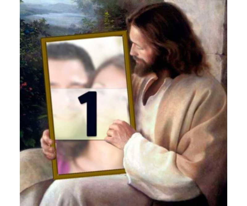 Setzen Sie Ihr Bild in ein Bild, das Jesus Christus hält. ..